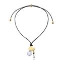 COLGANTE VICEROY ACERO IP DORADO PERLA NATURAL CORDÓN TRENZADO NEGRO 