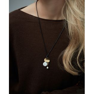 COLGANTE VICEROY ACERO IP DORADO PERLA NATURAL CORDÓN TRENZADO NEGRO 