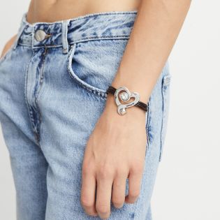PULSERA UNO DE 50 SER EXPRESIVA CUERO CON CORAZÓN Y CRISTAL 